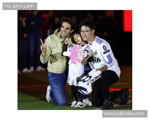 外国足球明星与粉丝亲密互动拍照瞬间记录精彩时刻